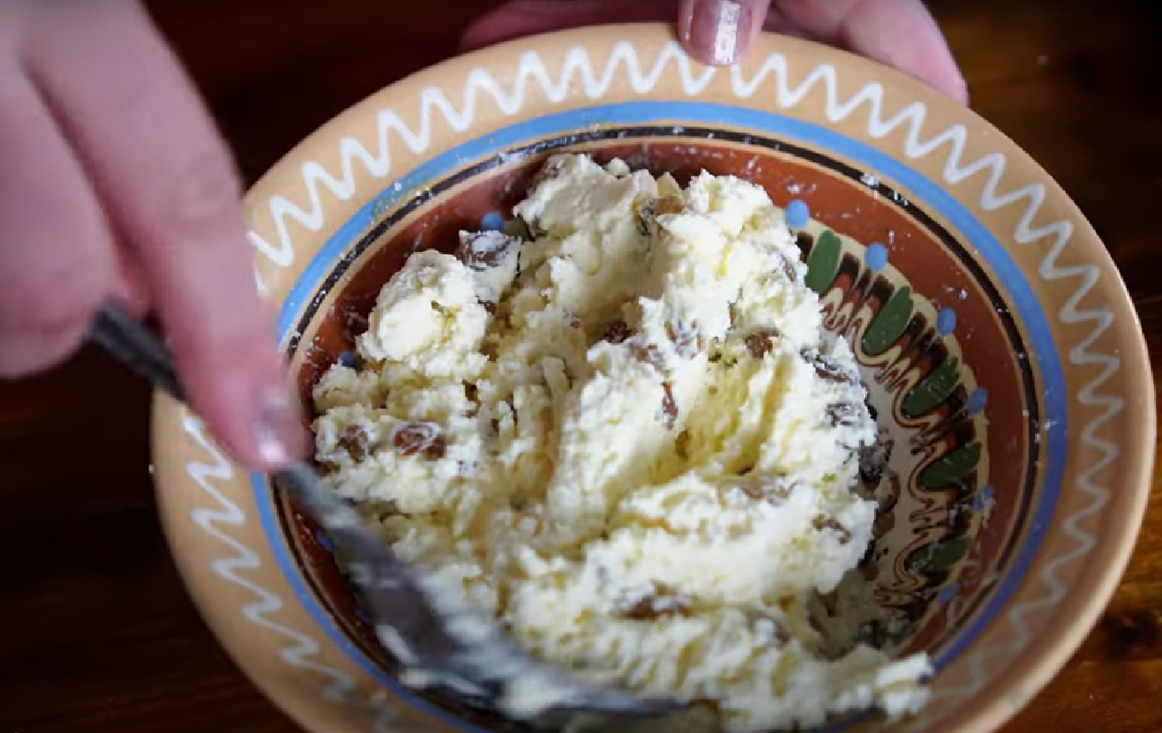 Манники з сиром і родзинками: рецепт повітряної страви для легкої вечері